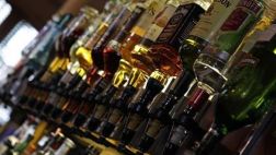 Trabajar largas horas aumenta el riesgo de alcoholismo
