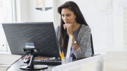 Cinco “errores” que debes cometer para mejorar en la oficina