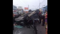 Surquillo: patrullero PNP terminó llantas arriba tras accidente