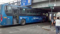 Bus azul se atascó en puente que tenía el mensaje "solo autos"
