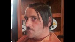 Alemania: líder antiislam renuncia por foto posando como Hitler