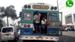 Hinchas de la ‘U’ viajaron colgados de bus rumbo al Monumental