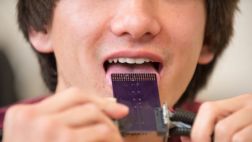 Crean sistema que permite escuchar a través de la lengua