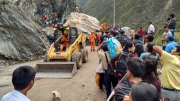 Carretera Central sigue con tránsito restringido por roca