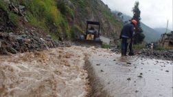 Turistas varados en carretera de Paucartambo fueron evacuados