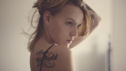 Cinco lecciones que debemos aprender de una chica con tatuajes