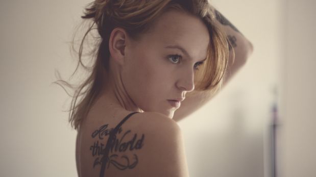 Cinco lecciones que debemos aprender de una chica con tatuajes