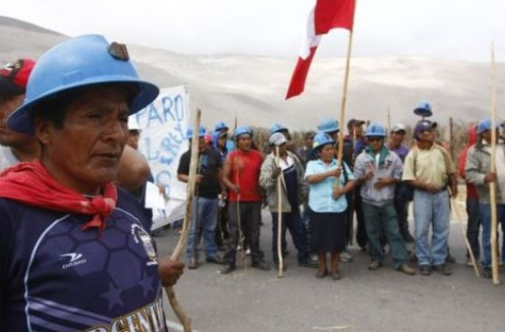 Protesta de comuneros contra minera deja dos policías muertos