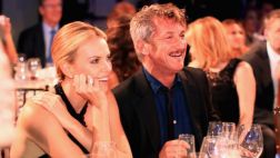 Sean Penn inició adopción del hijo de su novia Charlize Theron
