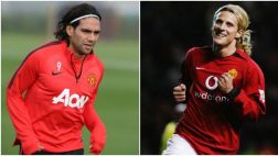 Diego Forlán defiende al Radamel Falcao del Manchester United