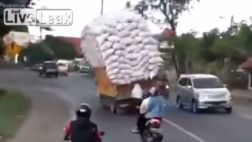YouTube: Camión se volcó por increíble irresponsabilidad