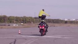 YouTube: Atleta salta dos motos que van a 110 km/h