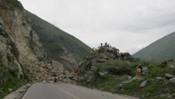 Derrumbe por lluvias bloquea carretera en Chanchamayo