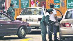 Precios de combustibles deberían caer 10% más en próximos meses