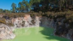 Conoce el popular Baño del Diablo, una laguna verde y peligrosa