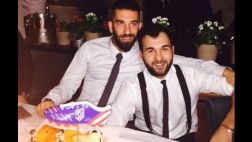 Arda Turan recibió torta en forma de chimpún por su cumpleaños