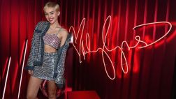 Instagram: Miley Cyrus y Sky Ferreira realizan topless