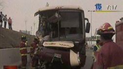 Choque de bus y volquete en la Panamericana Sur deja un muerto