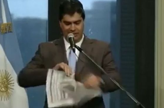 Argentina: jefe de Gabinete rompe páginas de diario "Clarín"
