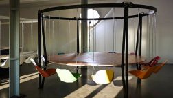 Diviértete en las reuniones de trabajo con esta mesa columpio
