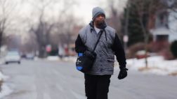 Llueven donaciones para hombre que camina 33 km al trabajo
