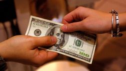 Dólar retrocede 0,50% y se cotiza en el mercado a S/3,371