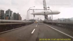 Impresionante caída de avión en Taiwán deja más de 20 muertos