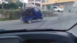 YouTube: Esto puede pasar si llevas carga de más en una moto