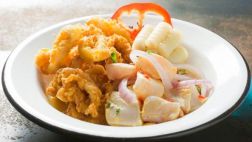 Prepara un súper combinado de chicharrón de calamares y cebiche