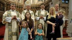 Los sacerdotes casados que acoge el Vaticano