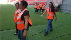 Club contrata a madres de hinchas como guardias de seguridad