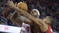 LeBron James: imparable clavada del crack ante su ex equipo