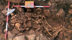 Descubren en tumba prehistórica restos de una pareja abrazada