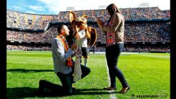 Hincha de Valencia propuso matrimonio en partido de Liga BBVA