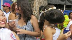 Tinder: Fiesta temática en el carnaval facilita los amoríos