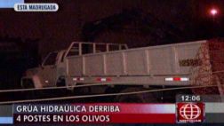 Los Olivos: chofer de grúa derribó 4 postes de luz y huyó