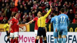 Carlos Zambrano fue expulsado en Bundesliga por este codazo