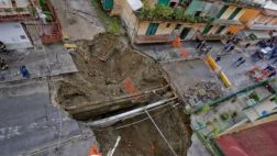 Italia: inmenso agujero sorprende a residentes de Nápoles
