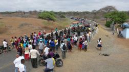 Vía hacia Ecuador fue bloqueada en protesta por falta de agua