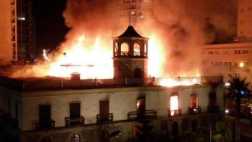 Incendio consume histórico edificio de la ex aduana de Iquique