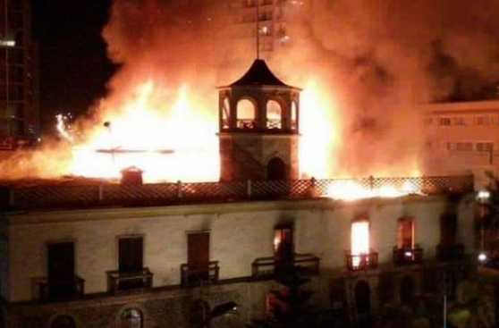 Incendio consume histórico edificio de la ex aduana de Iquique