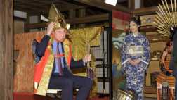 El príncipe Guillermo se vistió de samurái en su visita a Tokio