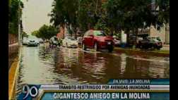 La Molina: aniego dificultó el tránsito en la Av. La Fontana