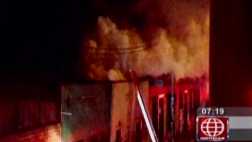 Incendio cerca al taller de guitarras Falcón en La Victoria