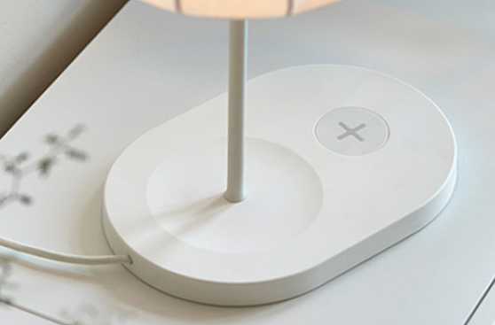 Carga tu celular sin necesidad de cables con esta lámpara