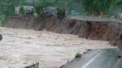 Chanchamayo: parte de carretera se desplomó por crecida de río