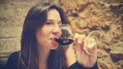 Beber una copa de vino te hará ver más atractiva según estudio