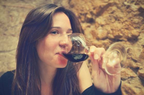 Beber una copa de vino te hará ver más atractiva según estudio