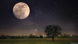 ¿Por qué la Luna se está alejando de la Tierra?