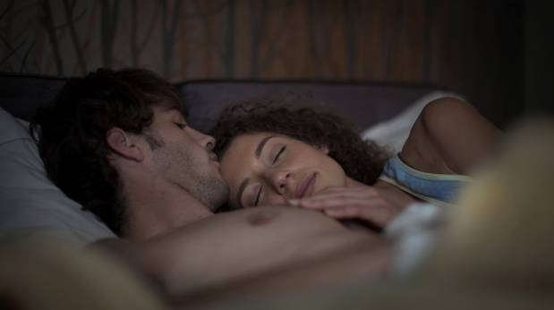 Cinco beneficios románticos de dormir acompañada de tu pareja
